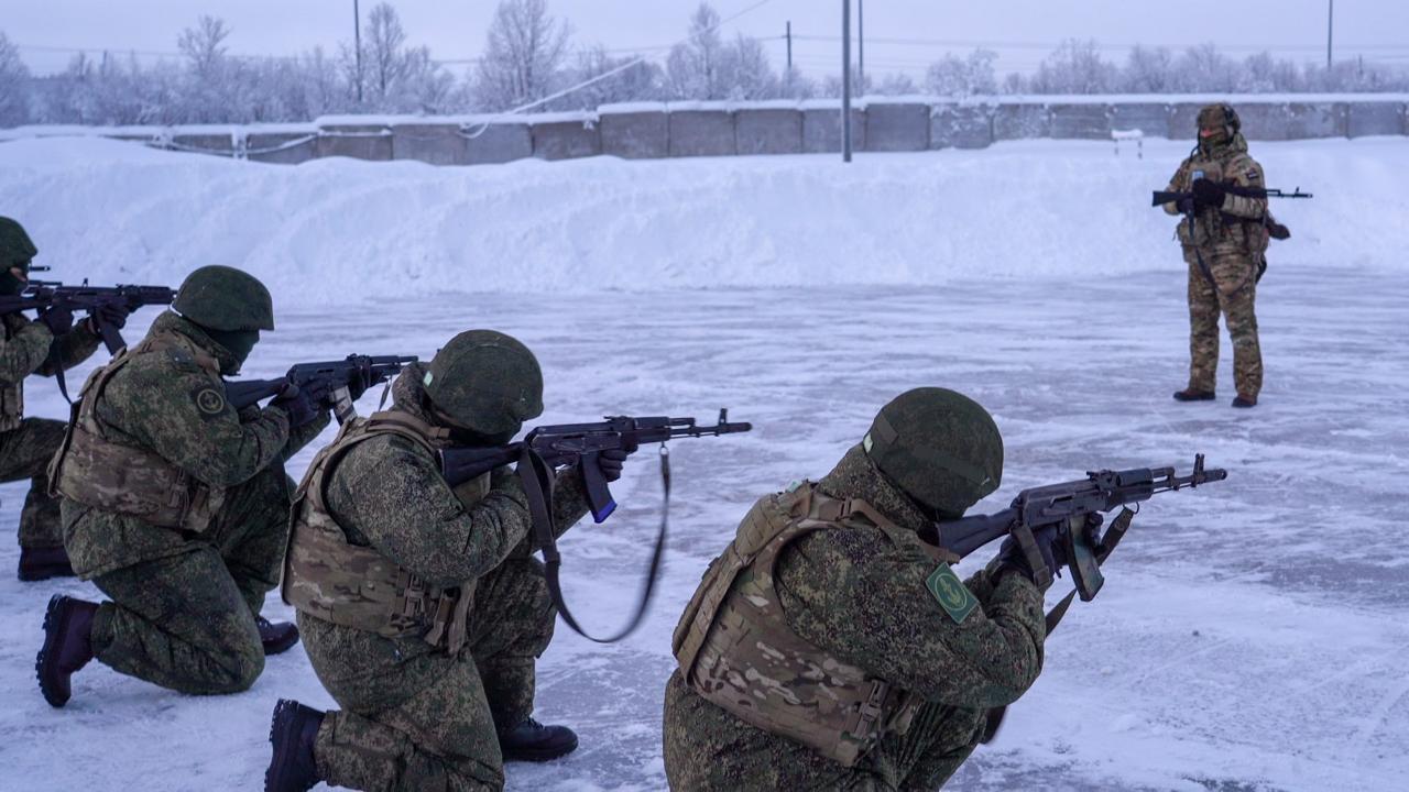 Молодые лейтенанты приступили к сборам на базе бригады морской пехоты Северного флота